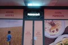 Insegne luminose installate presso punto vendita di PARMANENÙ di Outlet Vicolungo